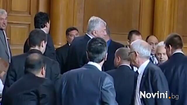 Екшънът на Болен Лидеров в парламента