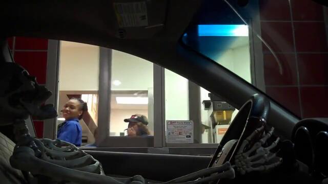 Луда шега ... Скелет в автомобил плаши продавачи на бургери !!!