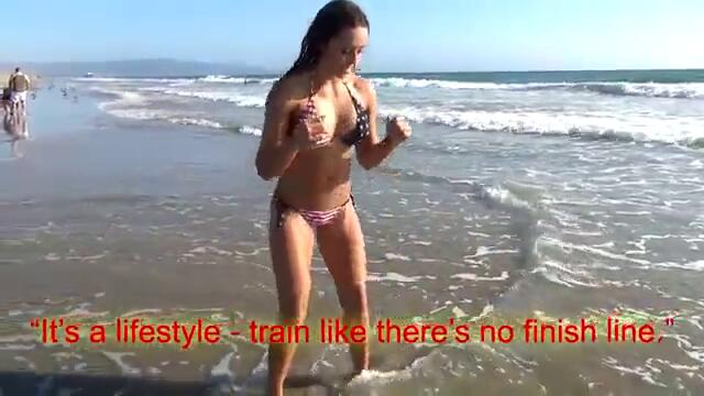 Секси Фитнес упражнения за мотивация на плажа от Coryn Salaz