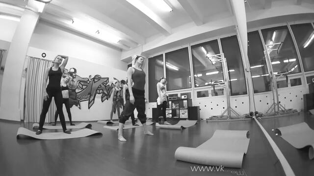 Балет стретчинг-тренировка в една от залите за балет.Част от тренировката на гимнастичките и тяхната трениорка.
