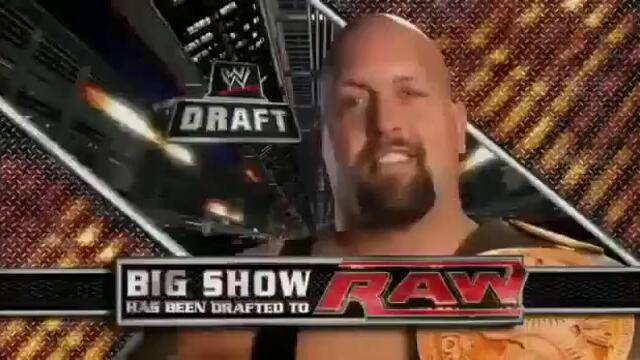 Грамадата отива в Raw