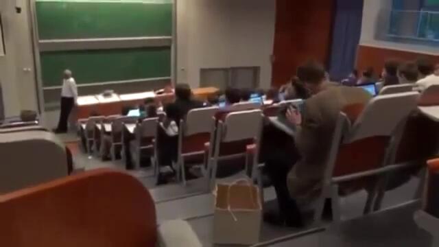 Смях ... Луд студент вади пишеща машина по време на лекция !!!