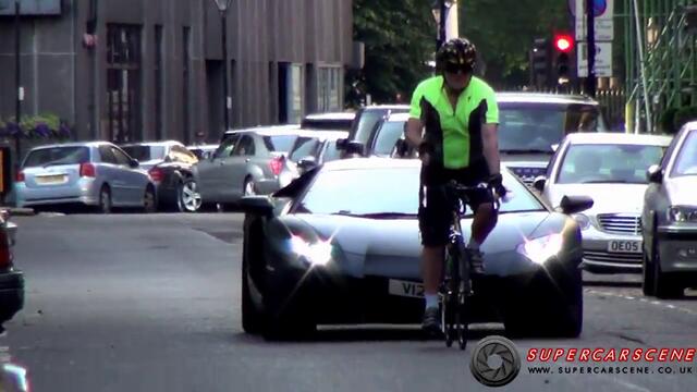 Велосипедист дразни Lamborghini Aventador