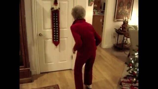 90-годишна баба танцува на Циганско Вурселе