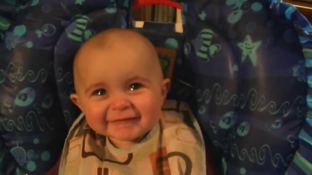 Сладък бебок реагира много емоционално , докато майка му пее