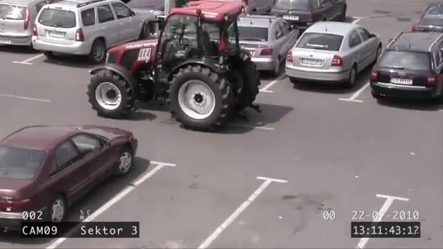 Смях ... Луда мацка паркира трактор !!!