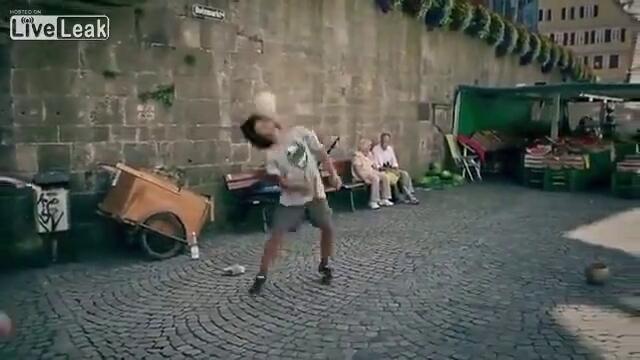 Уличен талант танцува с топката