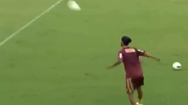 Роналдиньо с най-твърд контрол върху топката !!