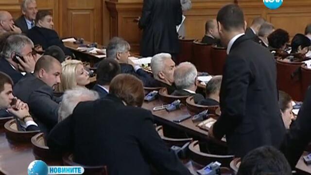 Как в България Народното събрание гласува оставката на Христо Бисеров 2013 г.