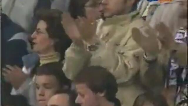 На този ден преди 8 години целият стадион стана, за да аплодира Роналдиньо