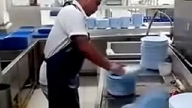 Мъж мие 50 чинии за 10 секунди
