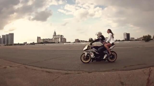 Мотоциклетни каскади за да свалиш едно момиче