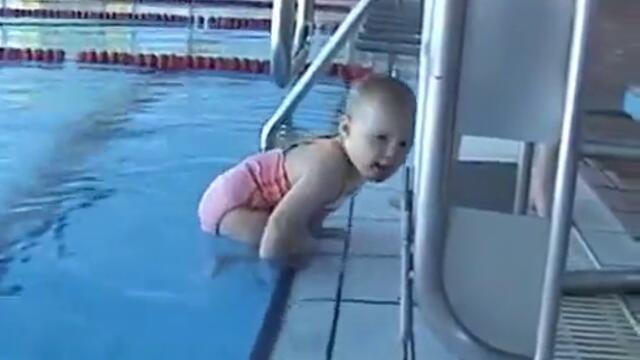 Сладко бебе плува като рибка