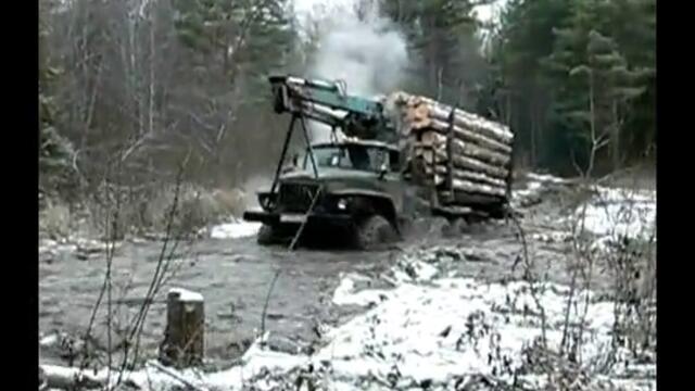 Руски камион преминава през наводнен участък