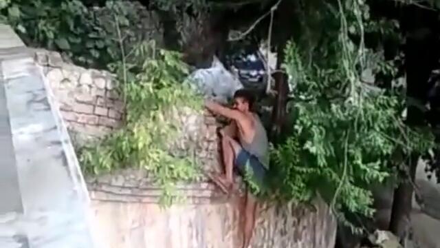 Пиян руснак изкачва стена