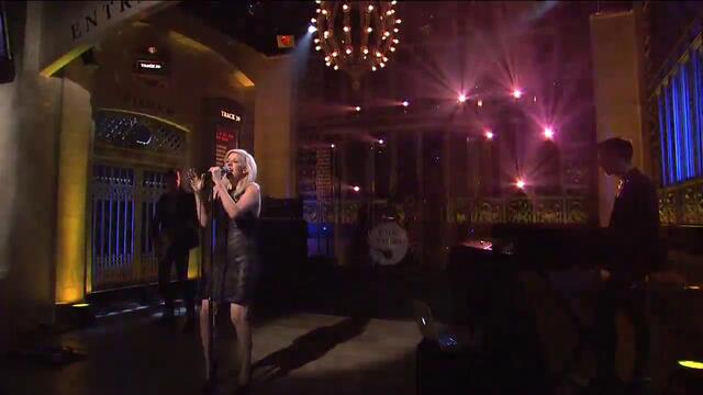 Ellie Goulding - Lights (Live on SNL)