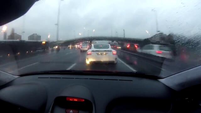 Агресивно шофиране на Audi и Пежо при дъжд !