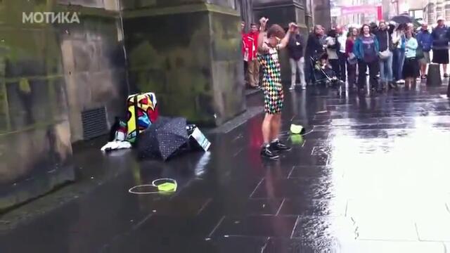 Малко дете, открадна шоуто на уличен танцьор - Забавно