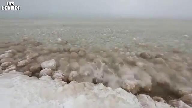 Образуването на ледени топки на езерото Мичиган