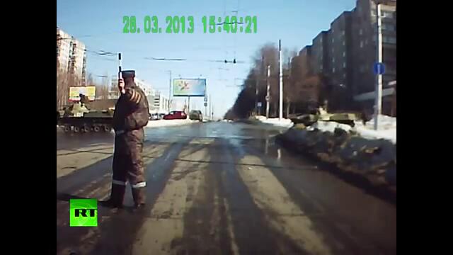 Смях ... По улиците на Русия - Танк срещу стълб !!!