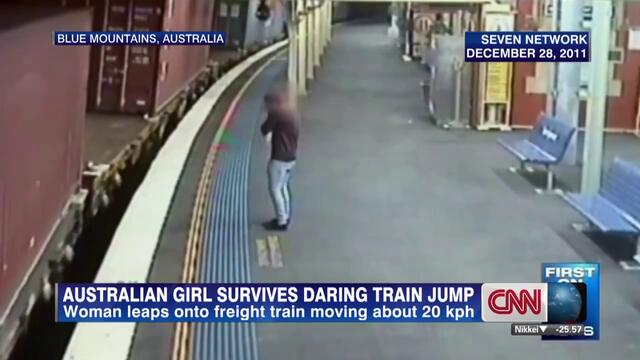 Жена оцелява като по чудо, след като скача върху движещ се товарен влак