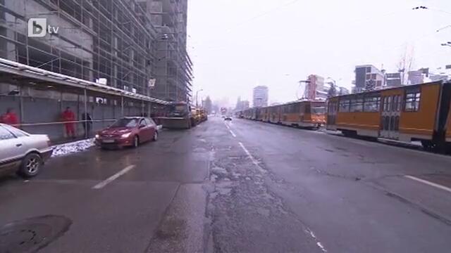 Задръстване с десетки трамваи в София