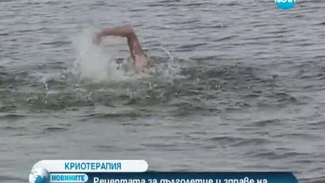 66-годишен мъж повече от 50 години плува в ледени води