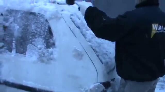 Ето как Разпукват замръзналия лед на автомобил в Русия
