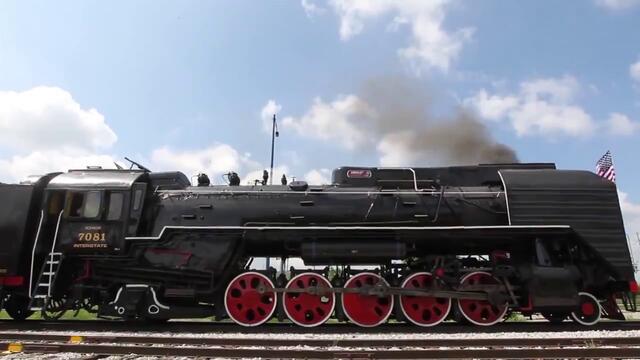 Възстановен китайски парен локомотив тегли атракционен влак в щата Айова