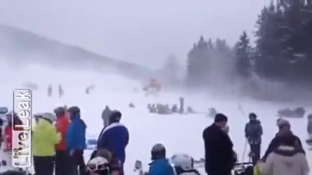 Хеликоптер се пързаля на ски писта