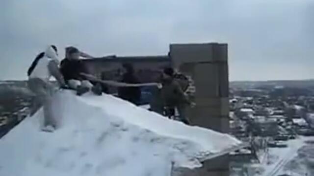 Откачени руснаци скачат от покрива