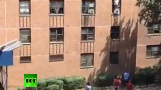 Видео – Мъж спасява момиченце, което се хвърля от третият етаж! Истински Герой!