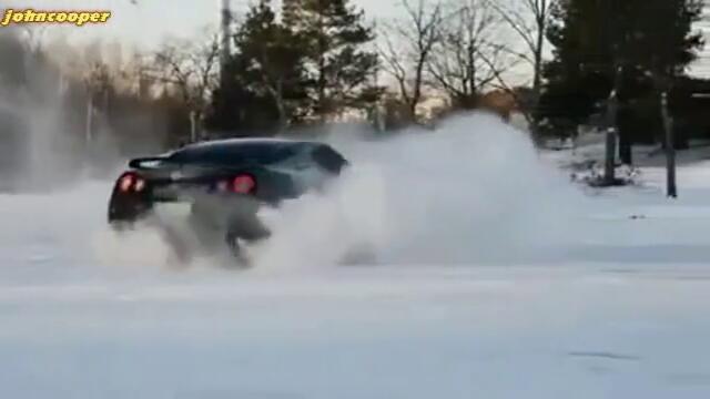 Nissan Gtr си играе в снега