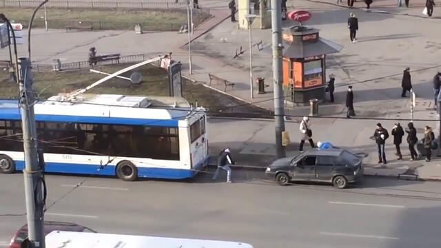 Нещастен Руски шофьор се опитва да запали колата си теглена от тролейбус