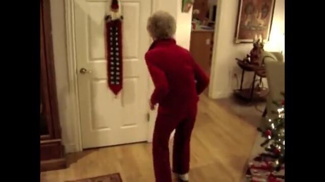 90-годишна жена танцува Джамовете и На тслата дръжката