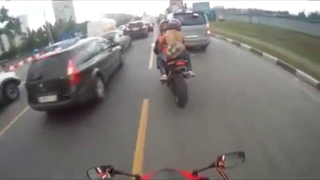 Ето какво се случва в Русия, когато катаджия се опита да спре мотоциклетист!