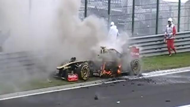 Колата на Ник Хайдфелд Renault F1 в пламъци и експлодира в Хунгароринг, Унгария 2011.