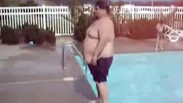 Дебел мъж прави Задно салто във водата - Смях !!!