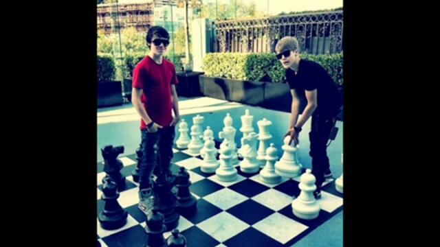 Justin Bieber играе Шах Мат..
