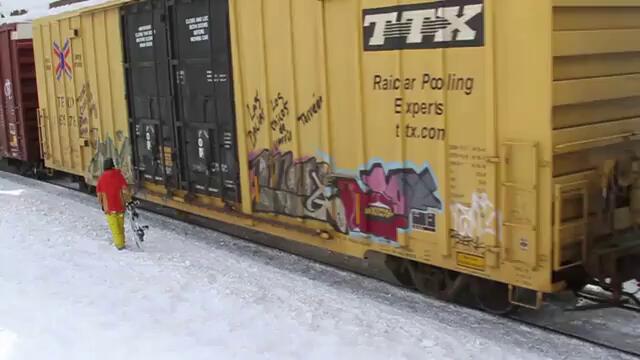 Сноубордист прескача движещ се влак