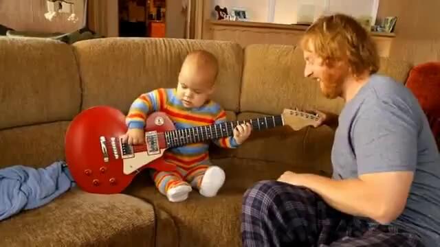 Малкия пич още не може да ходи , но на китара може да свири
