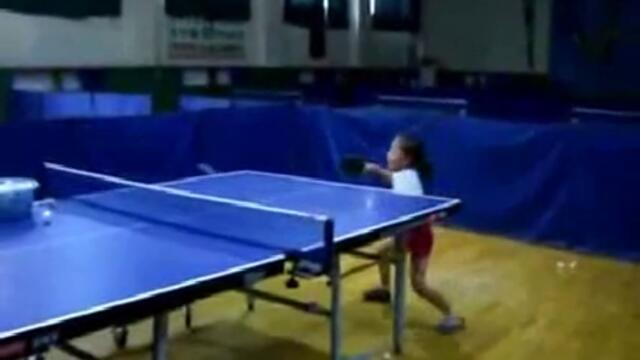 Малко момиче е машина по тенис на маса!