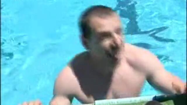 Луд репортер обарва мацки на басейн (смях)