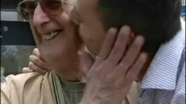 Лудия Български Репортер непукист целува който му падне на улицата [ Смях До Съл