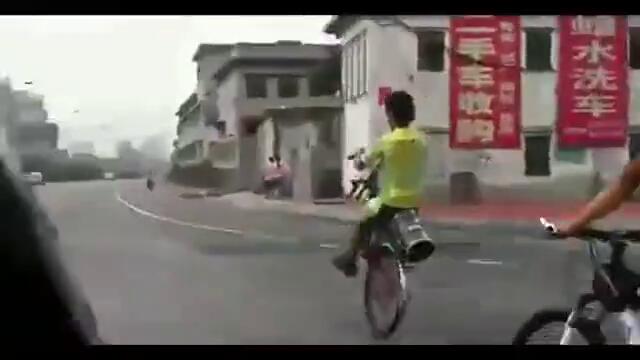 Лудак кара колело на една гума