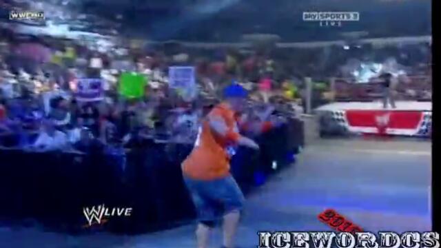 John Cena се плъзга много смешно по ринга