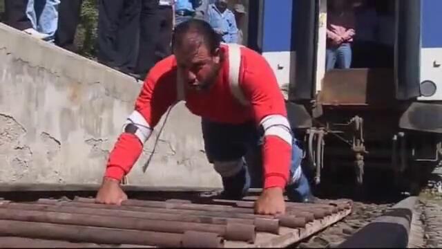 Мъж с огромна сила тегли 150 тонов влак