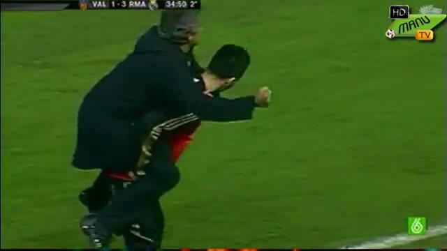 Жозе Моуриньо скача на гърба на Хосе Кайехон от щастие !!!