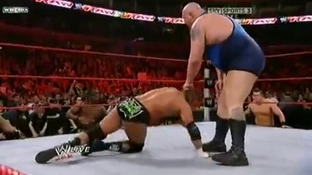 Raw vs Big Show WWE Raw 26/10/09 [HQ]