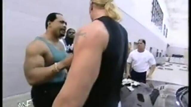 Марк Хенри се опитва да задържи лимузина с краката си за 30 секунди